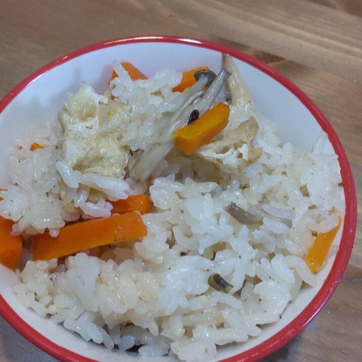 あげとにんじんときのこの炊き込みご飯